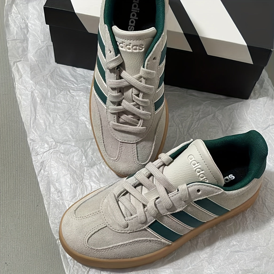 Adidas BARREDA BARREDA Comfortable And Simple Low-Top Flat Sole Sneakers for Women in Brown, Model JP7106.