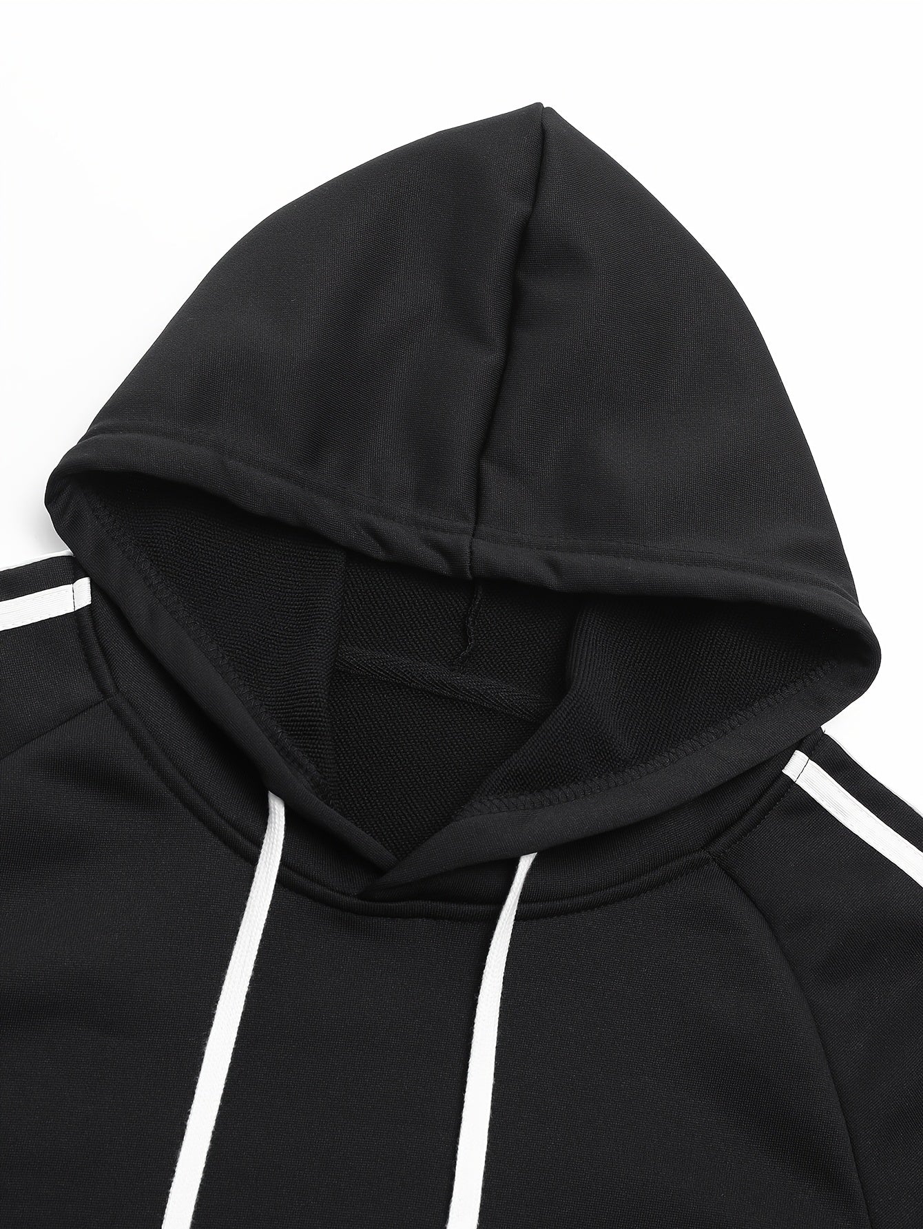 A Set of Two Men'S Casual Sports Outfits, Featuring a Striped Design with Moderately Soft Fabric, Suitable for Outdoor Running And Fitness Activities in All Seasons.