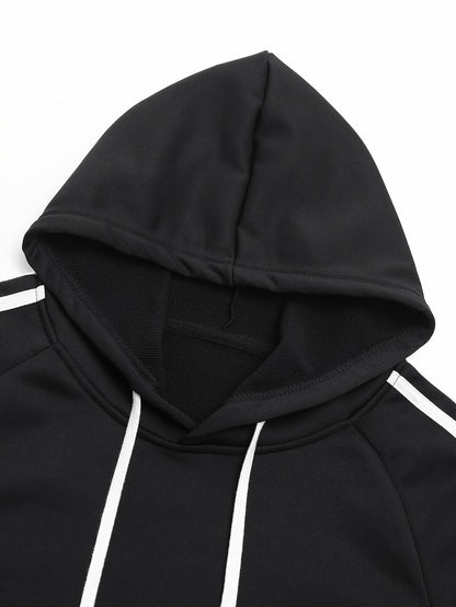 A Set of Two Men'S Casual Sports Outfits, Featuring a Striped Design with Moderately Soft Fabric, Suitable for Outdoor Running And Fitness Activities in All Seasons.